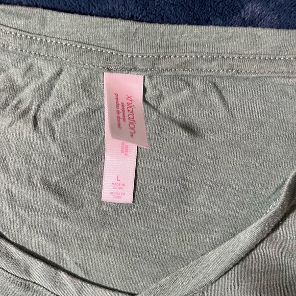 Tops Bundle - Picture 3 of 9